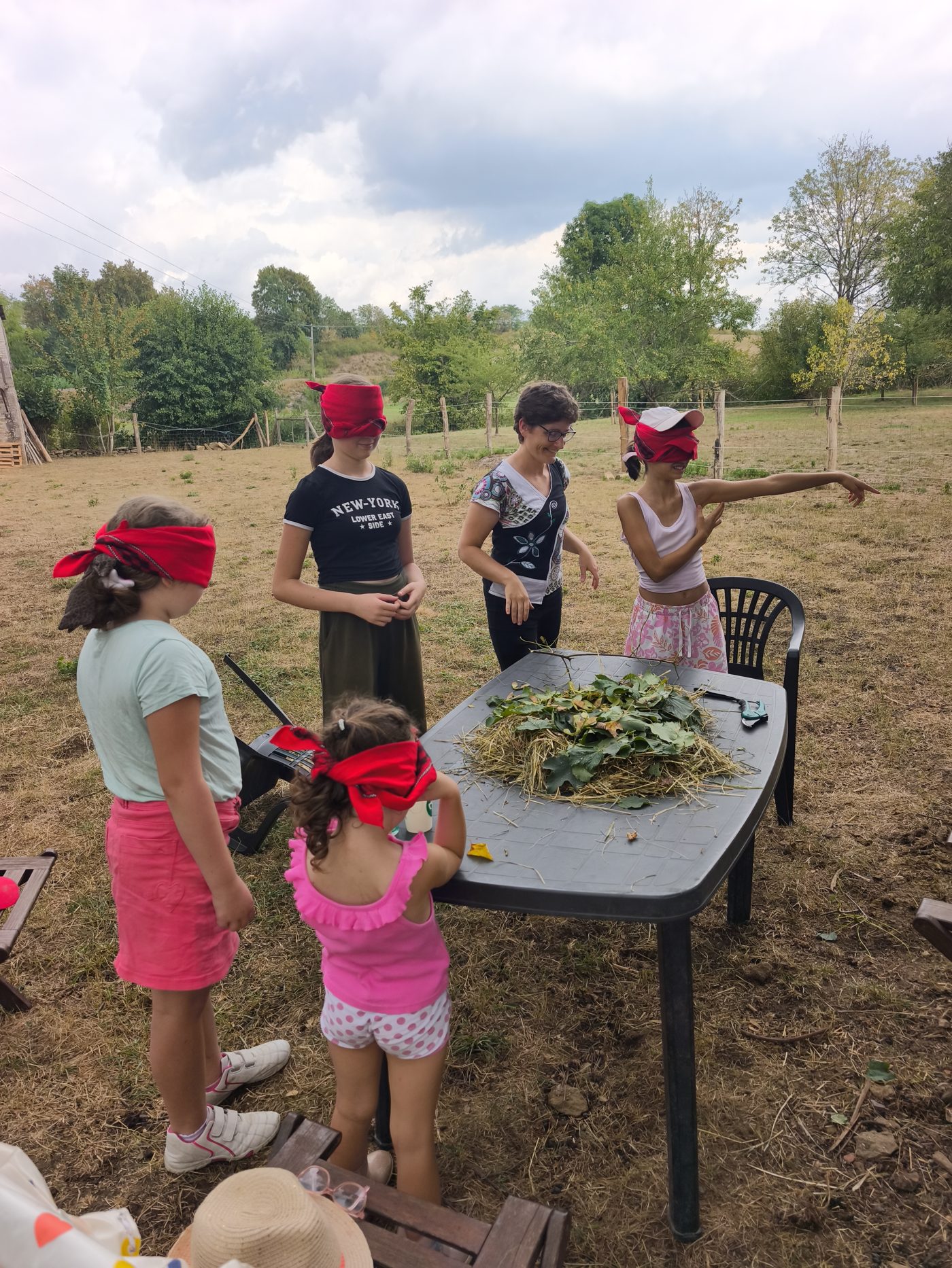 Atelier sensoriel en extérieur avec les enfants accompagnés